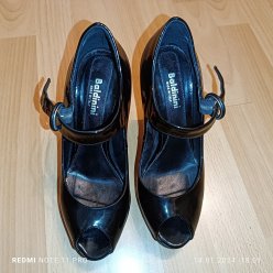 Туфли лакированные на каблуке и платформе, чёрные . Покупала стоили более 300 евро , сейчас продаю за 150 евро Без царапин . В хорошем состоянии. image 3