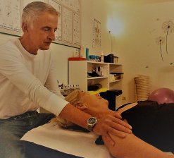 Натуропат Andrzej Jarzebowski В своей практике я как натуропат в Нижняя Саксония излечиваю синдромы, которые симптоматично проявляются в виде хронических болей в спине, шее или суставах и мышцах.