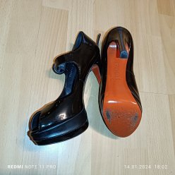Туфли лакированные на каблуке и платформе, чёрные . Покупала стоили более 300 евро , сейчас продаю за 150 евро Без царапин . В хорошем состоянии.