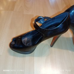 Туфли лакированные на каблуке и платформе, чёрные . Покупала стоили более 300 евро , сейчас продаю за 150 евро Без царапин . В хорошем состоянии. image 2