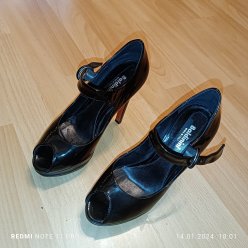 Туфли лакированные на каблуке и платформе, чёрные . Покупала стоили более 300 евро , сейчас продаю за 150 евро Без царапин . В хорошем состоянии.